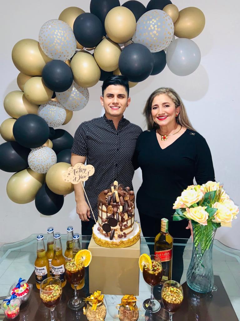 El cumpleañero Carlos Fernando Leal Rojas y su mamá Gladys Rojas Figueroa.